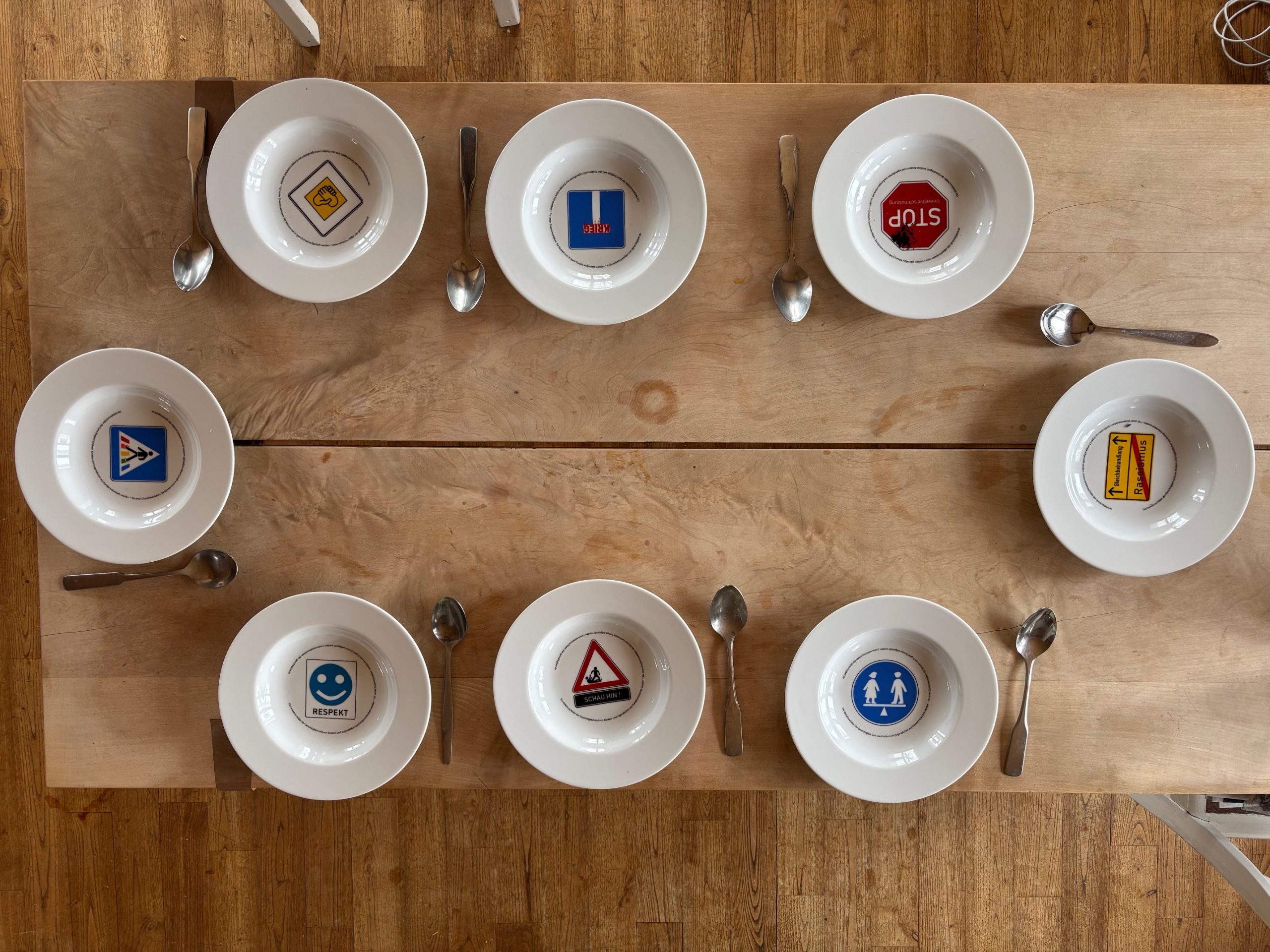 Teller Edition "Verkehrsschilder der Gerechtigkeit"